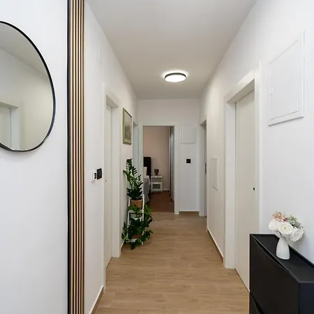 Shiba Apartment *